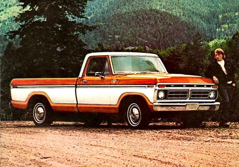 Fue la 
<b>sexta generación de la Serie-F de Ford</b>, introducida como modelo 1973 y reemplazada en 1980, la que logró el primer lugar de ventas por primera vez cuando en el año 1977 Ford logró vender 
<b>855,674 unidades</b>. En esos días, cuando ni Ford se imaginaba la fiera popularidad que su pickup grande ganaría, la Serie-F estaba compuesta por las pickups F-100, F-150 (introducida en 1974), F-250 y F-350. La imagen muestra una Ford F-150 Ranger XLT, uno de los modelos mejores equipados en la época.
