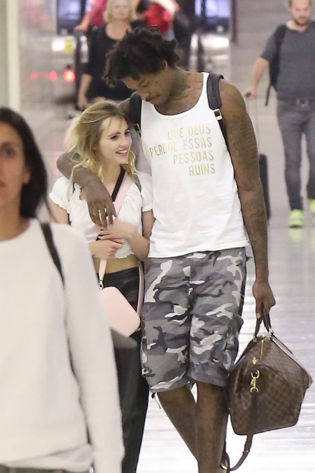 Photo © 2017 Backgrid/The Grosby Group PREMIUM EXCLUSIVE Los Angeles, Aug 11, 2017 British model Suki Waterhouse was seen walking through the terminal holding on to Brazilian basketball player Lucas Nogueira. Lucas plays for Toronto Raptors and is currently married to Caroline Kaczynski. Suki meanwhile has been dating Diego Luna for months and was last pictured with the “Rogue One’’ star just a few weeks ago in NYC.