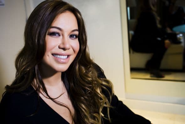 Chiquis le enseñó a Carolina Macallister como se prepara para lucir fashion.