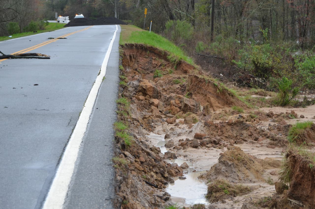 SR 112 entre Rebecca & Rochelle, en el condado de Wilcox, Georgia. Las fuertes precipitaciones han generados inundaciones en varios condados al sur del estado. El gobernador Brian Kemp, declaró estado de emergencia para al menos tres docenas de condados al sur de la Interestatal 20.