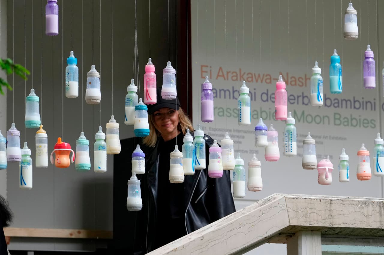 Un visitante disfruta de la instalación «Grass Babies, Moon Babies» del artista Ei Arakawa-Nash en el pabellón japonés de la Bienal de Arte de Venecia 2026, en Venecia, Italia, el miércoles 6 de mayo de 2026. (Foto AP/Luca Bruno)