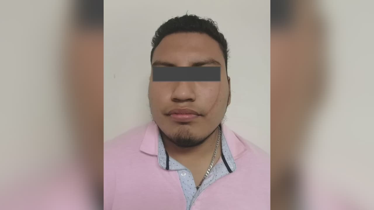 <b>Acusan a un hombre de intentar violar a su media hermana y matar a puñaladas a su padre</b>
<br>
<br>Familiares del sospechoso asegura que él intentó abusar sexualmente de su pariente, una mujer de 26 años de edad. Detallan que, cuando la víctima comenzó a gritar, el padre intentó defenderla, pero recibió una puñalada en el cuello. El sujeto se entregó a la policía en México y la familia pide justicia.