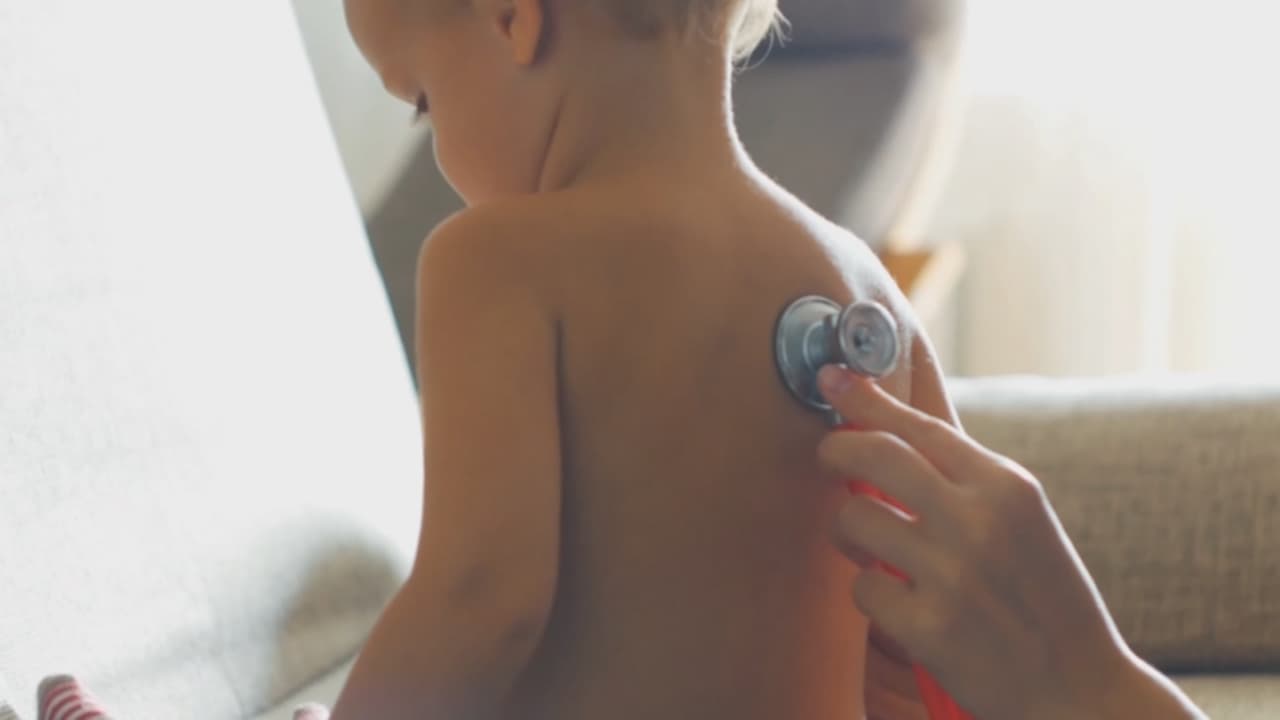 La doctora Marty también explicó que la enfermedad comienza con un poco de fiebre, que puede durar entre dos y tres días. Si esto sucede los padres deben alarmarse, sobre todo si el niño también tiene dolor de barriga, vómitos y nauseas. 
<br>