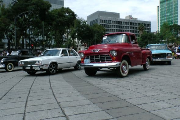 Casi dos mil vehículos clásicos desfilaron por las calles de la Ciudad de México para romper el Récord Guinness de más autos de este tipo en movimiento. Transitaron mil 721 autos, lo que superó la marca de Holanda, cuyo récord era de 948 vehículos. De acuerdo con las autoridades, el paso de estos autos clásicos fue visto por 250 mil asistentes. Circularon autos Datsun 1300, Jaguares, MG 59, Chevrolet apache, Alfa Romeo, Mercury, Porche, entre otros, que atrajeron la atención de capitalinos y visitantes. El paso de los vehículos fue interrumpido por el calentamiento de algunos que se quedaron en el camino y provocaron “cuellos de botella”; sin embargo, los organizadores confiaron en que los vehículos llegarían a la meta.