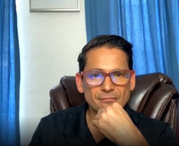 "Hablándote a corazón abierto, el deseo de salir en la tele y de ser artista y de todo eso, no era algo que yo quería, era más el anhelo de mi papá […] Él quería ser artista de la televisión mexicana, nunca lo pudo ser, nunca se le dieron las oportunidades. Cuando se dio cuenta que yo cantaba pues empezó a impulsar mi carrera", dijo recordando sus inicios musicales en 1984.
<br>