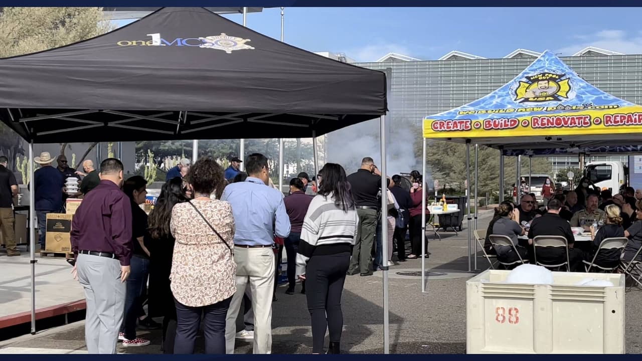 El día de hoy, 17 de noviembre, miembros del departamento llevaron a cabo una venta de hamburguesas a las afueras de su departamento para apoyar a la familia de Brackman con los gastos. “Es doloroso, no nomas para uno personal, pero para toda la organización", dijo Sofia Murta de la división de recursos comunitarios de MCSO. "
<b>Nos juntamos para poder ayudar ala familia</b>”, agregó.