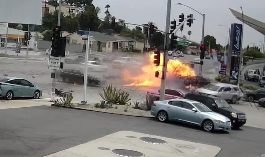 Cinco muertos, incluyendo una mujer embarazada y un niño, deja aparatoso choque en Los Ángeles