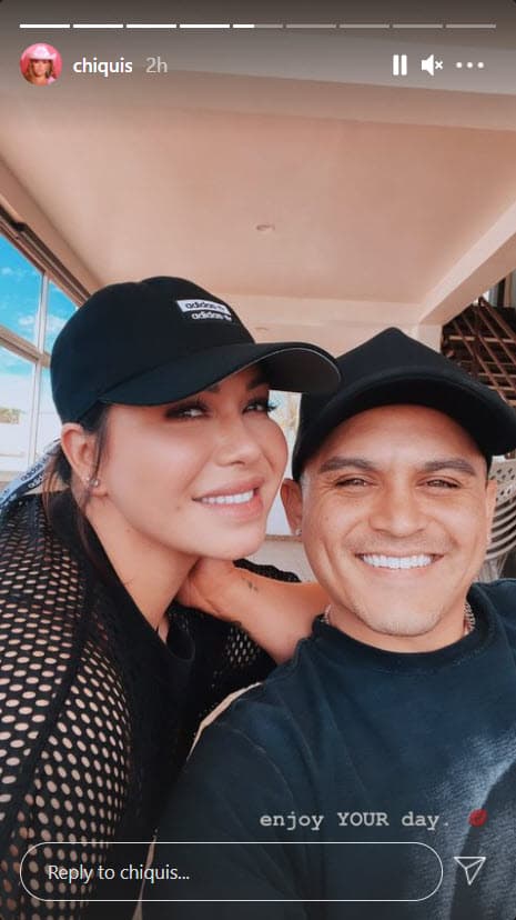 En la segunda fotografía escribió: "Disfruta tu día" y puso un emoticono de beso.
<br>