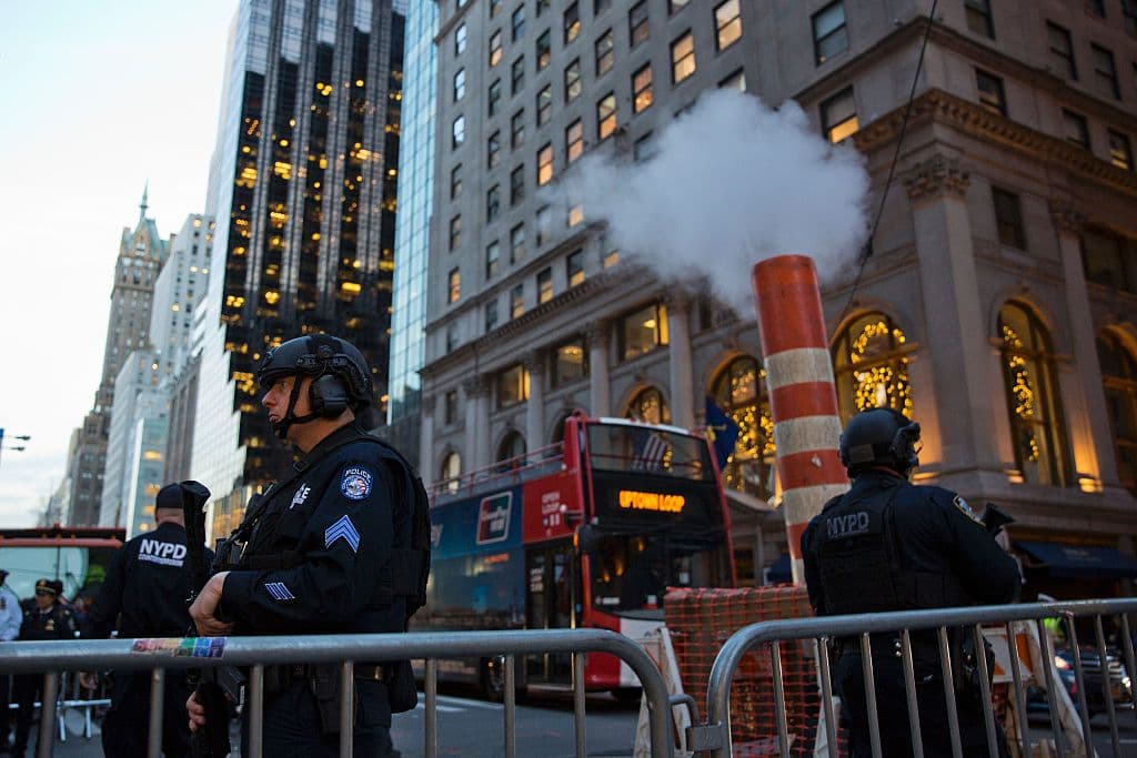 Oficiales de la Policía de Nueva York patrullan zonas aledañas al la Torre Trump el 8 de noviembre. Foto: Dominick Reuter/AFP.