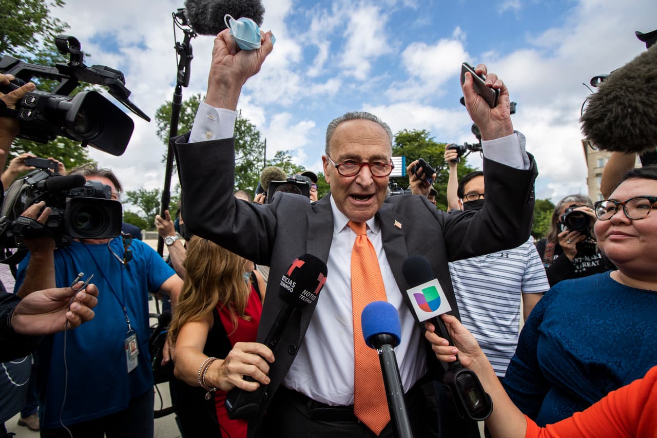 El líder de la minoría demócrata en el Senado, Chuck Schumer, se acercó a la celebración frente a la Corte Suprema. 
<br>