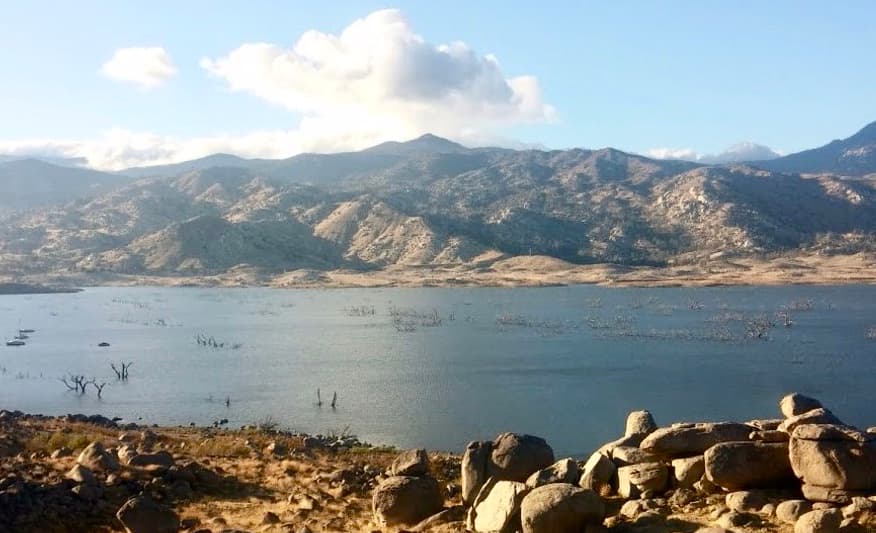 <b>Canoas y kayas son muy comunes adentrándose en las cuevas aledañas del lago <a href="https://goo.gl/maps/9Bp9ERpcg2XEhJjD8" target="_blank">Isabella</a></b>. Esta maravilla lacustre se encuentra al sur del valle central, en el condado de Kern a 40 millas al norte de Bakersfield y este lago promete mayor diversión arriba de los denominados 'rápidos' o rafting. Isabella tiene 38 millas de orilla y más de de 11 mil acres de superficie, lo cual permite mayor diversión con la familia ya sea adentro del agua o disfrutando del camping. 
<b>En el<a href="https://goo.gl/maps/9Bp9ERpcg2XEhJjD8" target="_blank">lago Isabella </a>p redomina el asado, la música, los juegos en el agua, pero sí el objetivo es agarrar truchas, también es una excelente opción. El acceso es libre</b>.