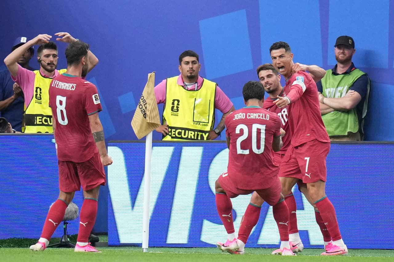 Cristiano Ronaldo (7), de Portugal, celebra con sus compañeros tras marcar el tercer gol de su equipo durante el partido de fútbol del Grupo K de la Copa Mundial