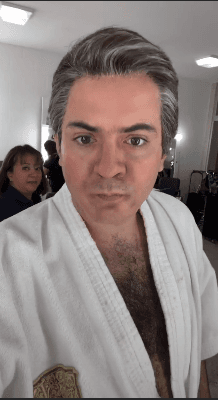 Aunque luce mayor con este look, para sus seguidores sigue siendo sensacional.