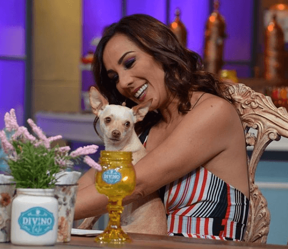 Es amante de los animales, en especial de los de cuatro patas.
<b><a href="https://www.univision.com/networks/galavision/consuelo-duval-y-sus-adorables-mascotas-fotos"> ¡Conoce ahora a sus mascotas! </a></b>