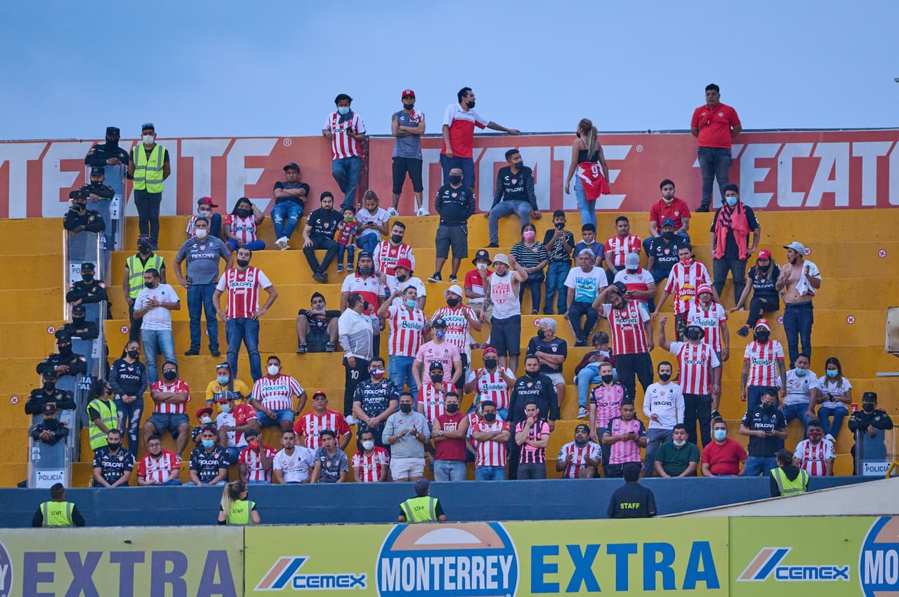 Algunos aficionados de los Rayos se hicieron presentes en el Volcán.