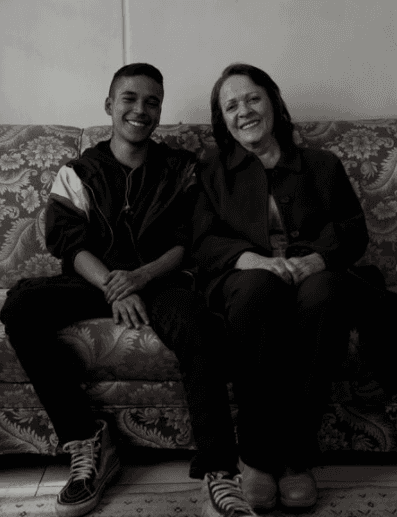 Apenas en abril del 2021
<a href="https://www.univision.com/entretenimiento/cine-y-series/cosas-imposibles-te-hara-creer-en-el-amor-verdadero-pero-de-una-forma-que-no-imaginas">estrenó la cinta ‘Cosas imposibles’,</a> en la que retrata a un joven que, inesperadamente, forma una amistad con una mujer mayor que recién enviudó y vive cerca de él.