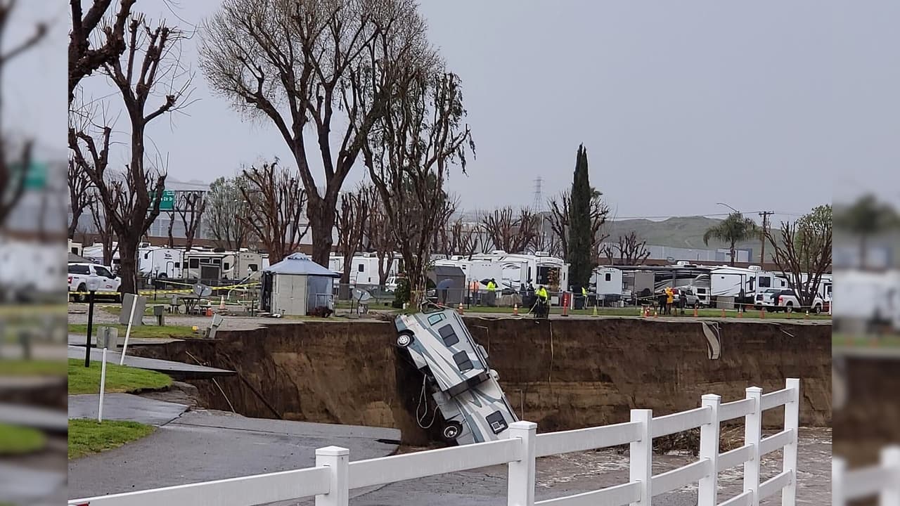 Casas rodantes son arrastradas por río Santa Clara en San Bernardino debido a la tormenta   