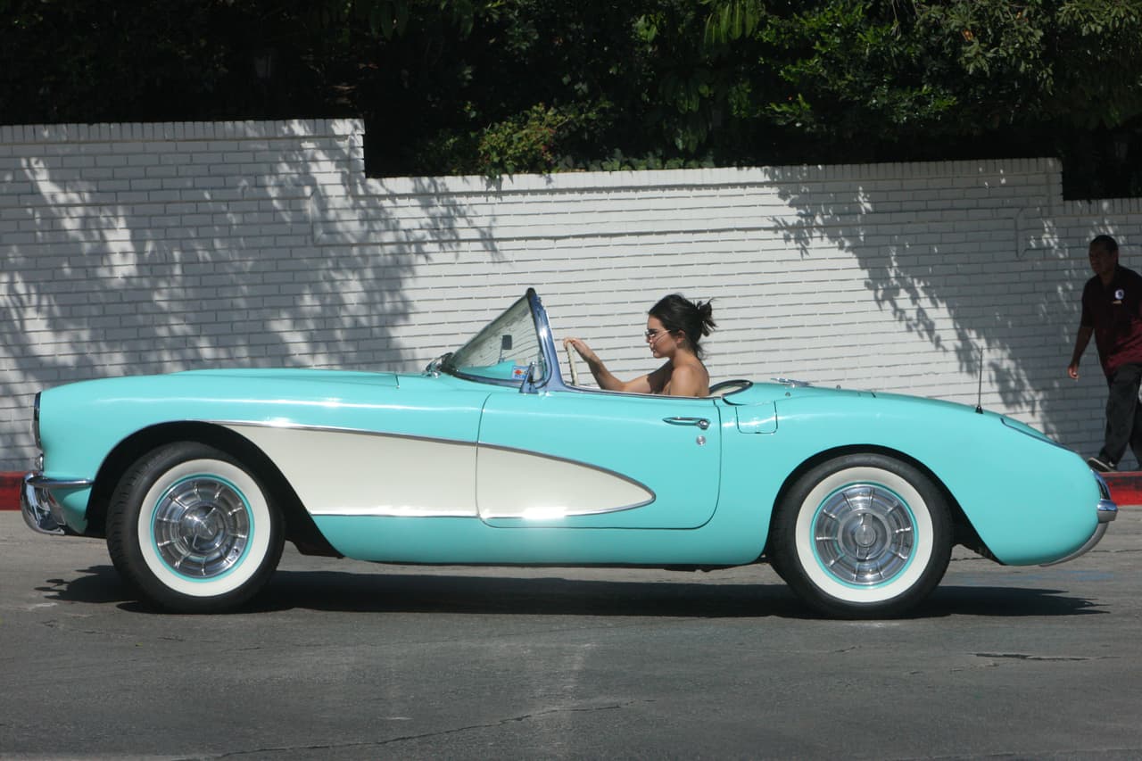 Siempre hemos reconocido no sólo el buen gusto, sino los dotes de 
<b>buena conductora de Kendall</b>, ya que dadas las características mecánicas del auto, no es un vehículo fácil de manejar. Un punto a favor de la top model.