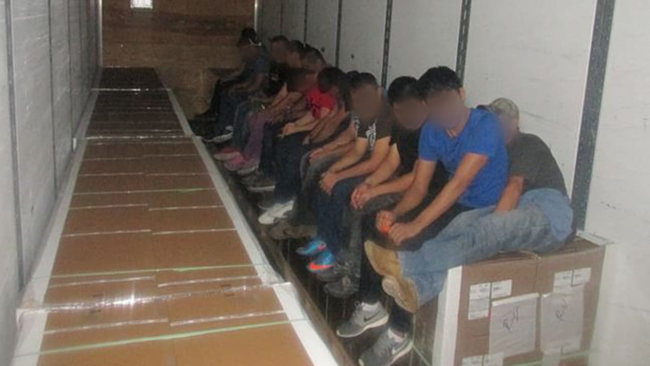 Descubren a 12 indocumentados en el tráiler de un camión en el sur de Texas