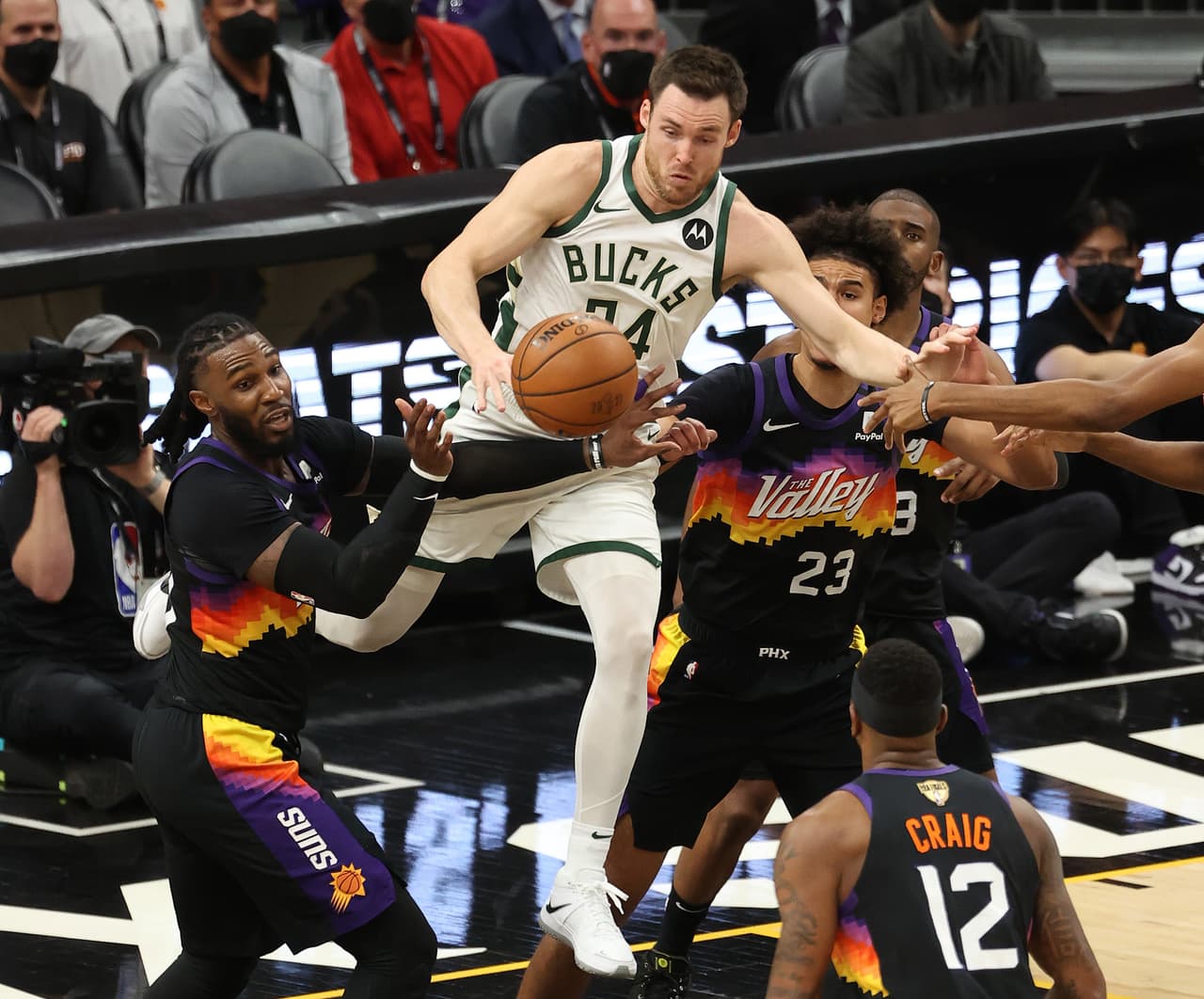 Pat Connaughton # 24 de los Milwaukee Bucks pierde el balón contra Jae Crowder # 99 y Cameron Johnson # 23 de los Phoenix Suns durante la primera mitad del Juego Cinco de las Finales de la NBA en Footprint Center el 17 de julio.