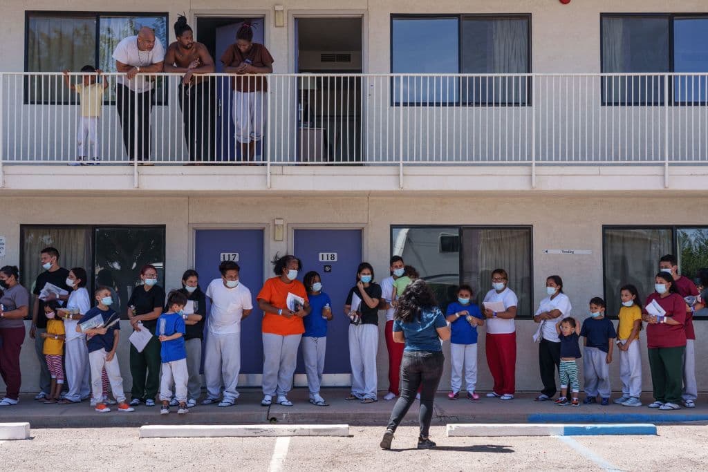 <b>Estados Unidos</b> es ahora el mayor receptor mundial de nuevas 
<a href="https://www.univision.com/noticias/inmigracion/jueces-de-inmigracion-celebraran-audiencias-previas-acelerar-juicios">solicitudes individuales de asilo</a>, un total de 
<b>188,900</b>, de las 1.4 millones registradas en todo el mundo en 2021. En la imagen puede verse la acogida de familias latinoamericanas en 
<b>un motel de Nuevo México </b>que gestiona la organización humanitaria Colores United.