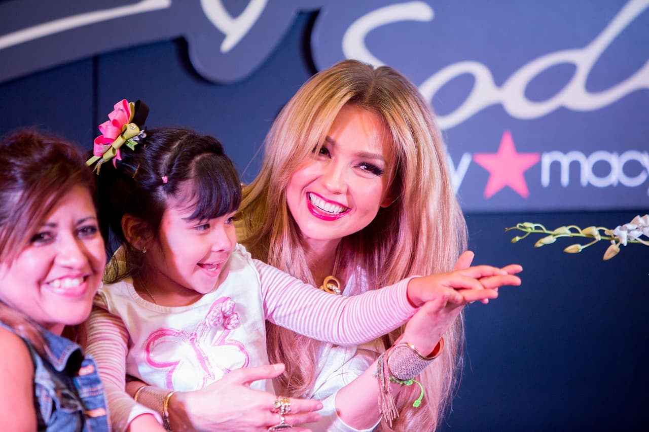 Ha colabora con la Fundación Robin Hood con el fin de recaudar dinero para los jóvenes sin hogar.