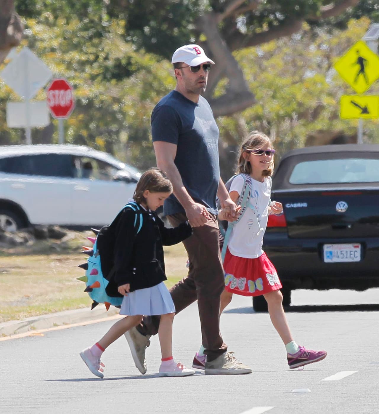 Se calzó unos cómodos sneakers para ir por sus pequeñas.