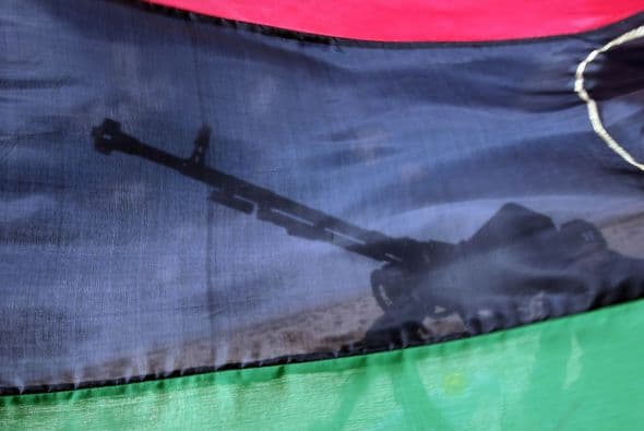 Un líder opositor libio dijo el viernes que los insurgentes aceptarán una tregua exigida por las Naciones Unidas (ONU) si Muammar Gadafi retira sus fuerzas de todas las ciudades y permite las protestas pacíficas.