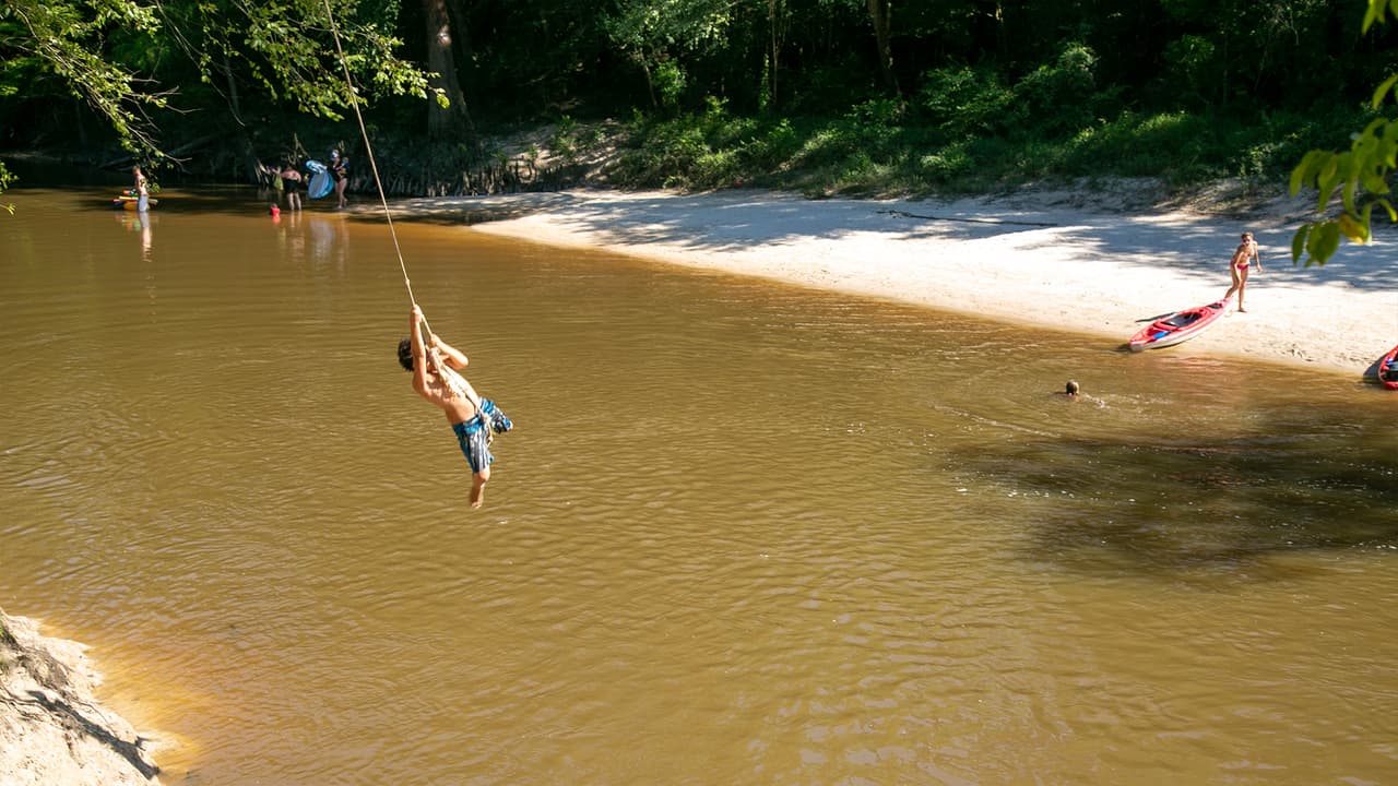 Una de las atracciones de niños y adultos en Baby Galvez en lanzarse con la ayuda de un lazo hasta la parte más profunda del arrollo.