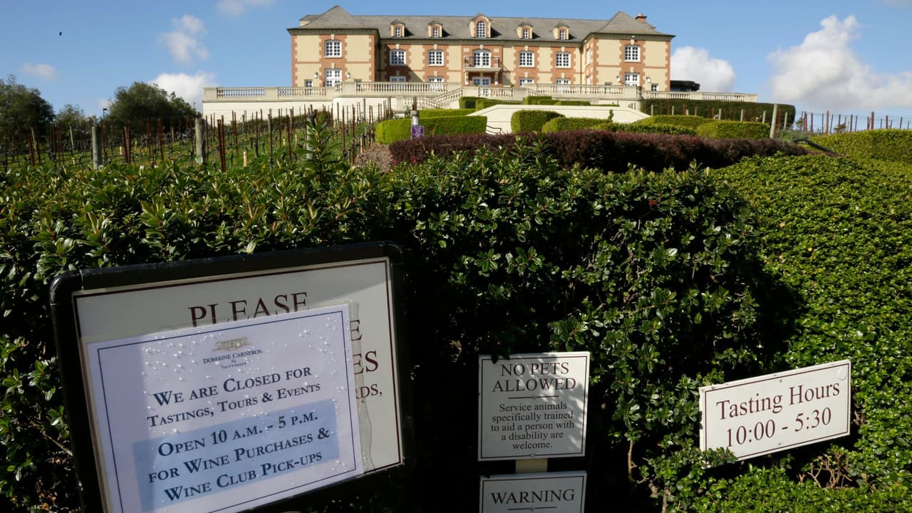 Después de los incendios, la explosión del coronavirus propina otro golpe a los viñedos y negocios de Napa