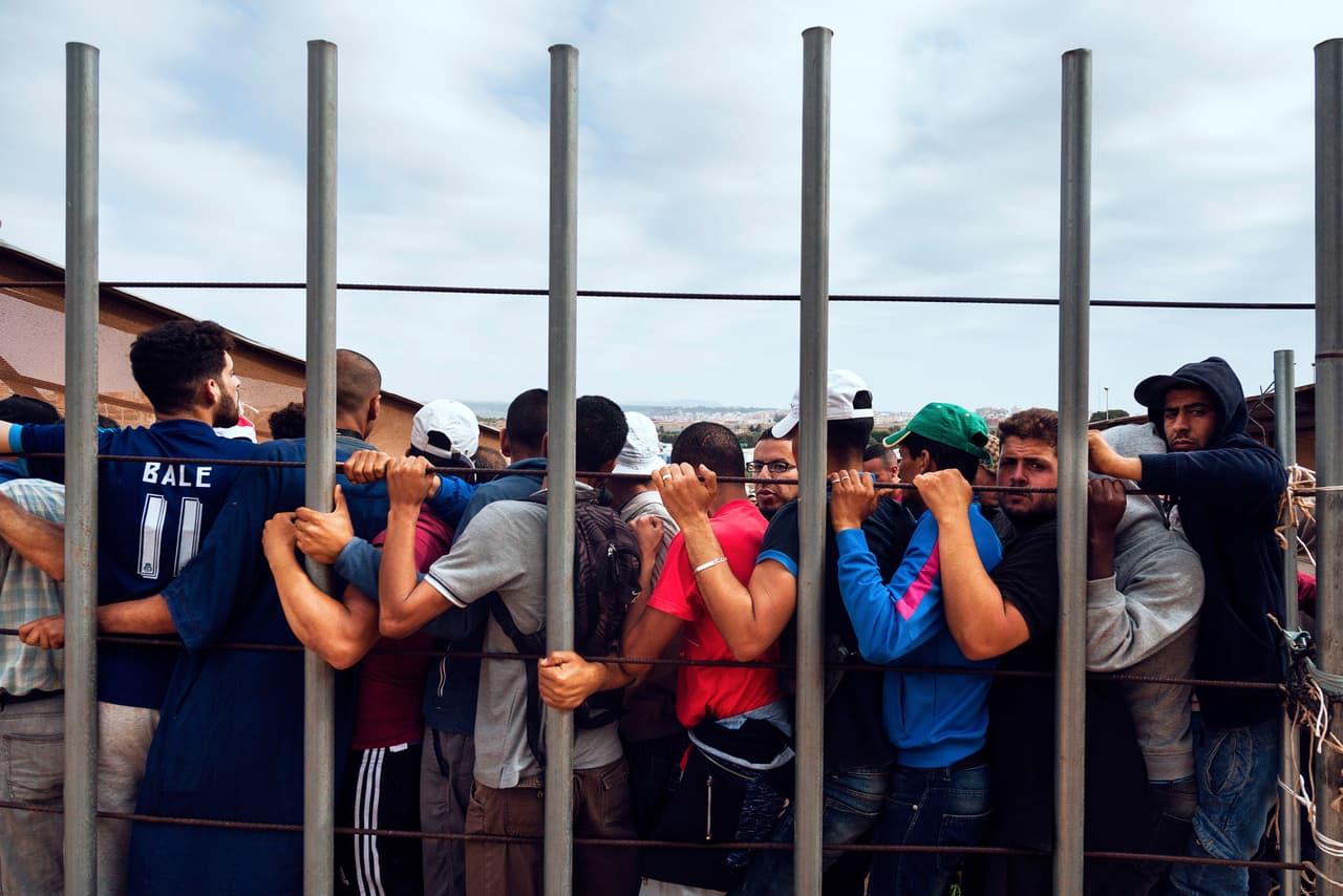 Cientos de ‘porteadores” se aplastan unos contra otros mientras esperan que se abra la frontera en Barrio Chino.
