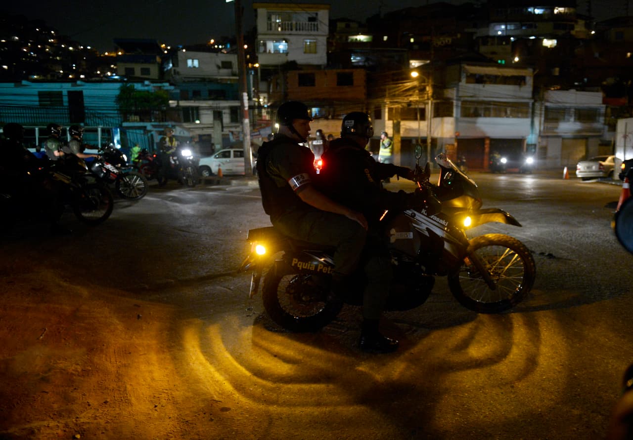 Caracas es la ciudad más peligrosa del planeta, según la ONG mexicana Consejo Ciudadano para la Seguridad y Justicia Penal. Ocurren 119.87 homicidios por cada 100,000 habitantes. Según el Observatorio Venezolano de Violencia, desde 1999 hasta mayo de 2015 se registraron 252,073 muertes violentas. En la foto, miembros de la Guardia Nacional Bolivariana realizan un operativo de seguridad en Petare, Caracas, el 13 de mayo de 2013.