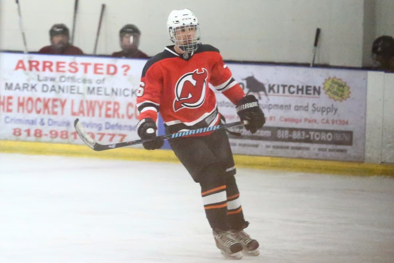 Viendo a Justin Bieber jugar al hockey, el deporte más popular en Canadá, de donde es oriundo el cantante.