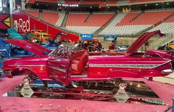 Danny Ramírez también
<b> </b>se apoyó en
<b> Top Notch Customs en Riverside, California,</b> para realizar todo este trabajo de personalización. Y como todo 'lowrider' debe tener una buena cantidad de cromo, 'Candy Kisses' no fue la excepción. Tanto la cabina como la carrocería están llenos de finos acabados y detalles cromados.