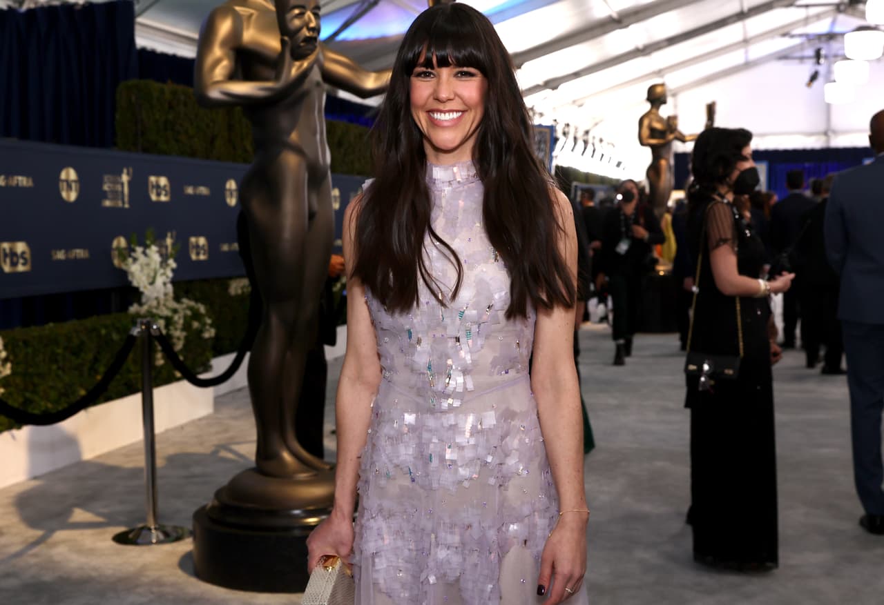 Zoe Winters, de la serie ‘Succession’, llegó en un look muy brillante.