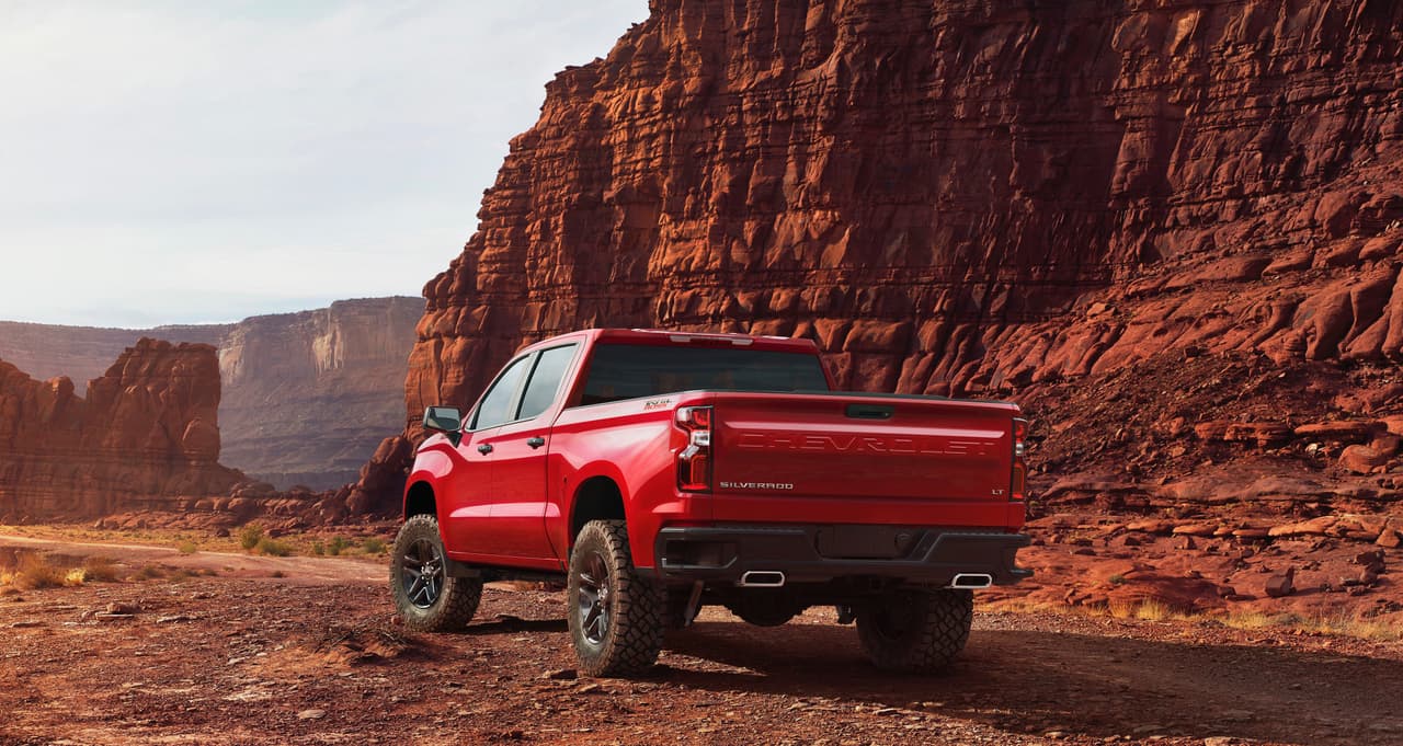 La nueva Chevrolet Silverado 2019 ofrecerá
<b>seis combinaciones</b> distintas de motores y transmisiones dos nuevas versiones de los motores V8 de Chevrolet de 5.3 y 6.2 litros que cuentan con un nuevo sistema de desactivación de cilindros en el que el motor puede trabajar hasta con
<b>un solo cilindro</b>.