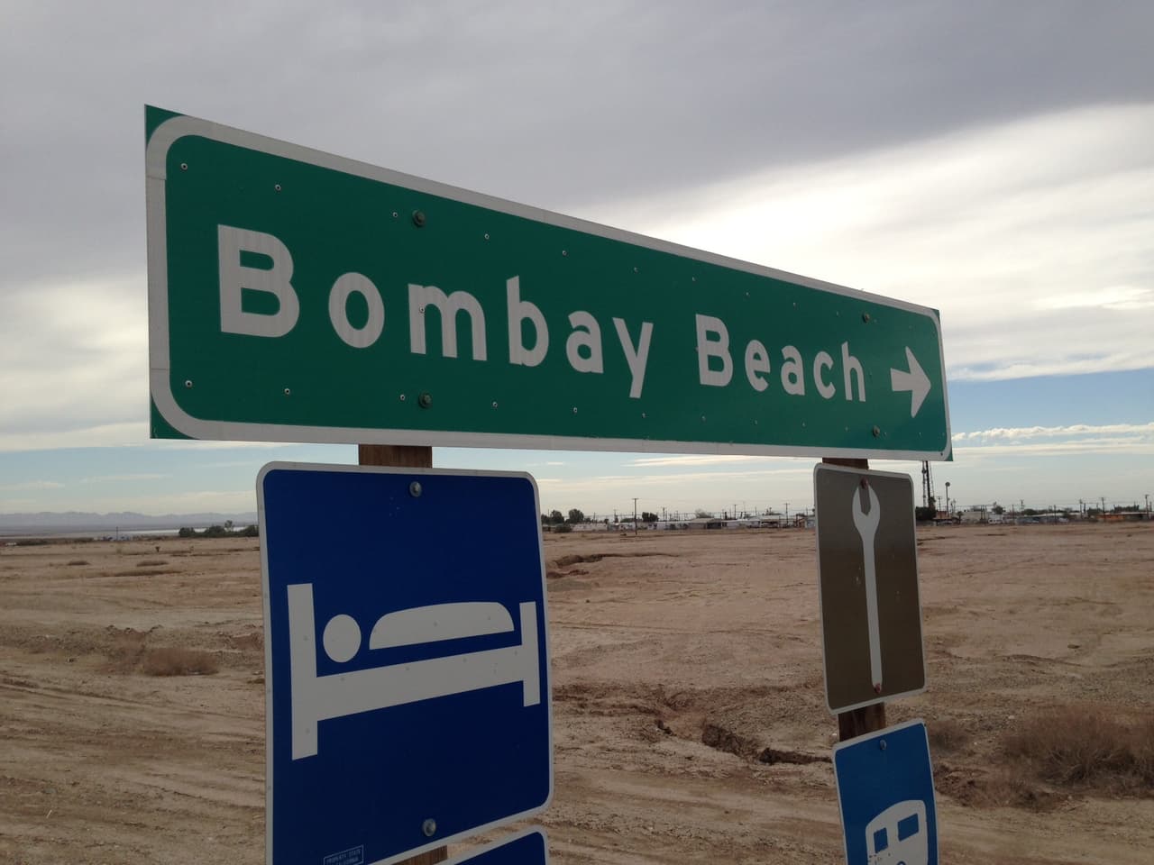 El pequeño poblado de Bombay Beach, una comunidad ubicada a 168 millas (270 kilómetros) al sureste de Los Ángeles, captó los titulares esta semana por las decenas de sismos que estremecieron la región durante casi dos días.