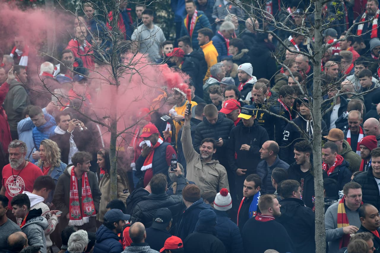 Con bengalas, bunfanas, playeras y banderas, los aficionados del Liverpool y algunos del Barcelona prendieron la fiesta en las cercanías de Anfield para lo que será una Semifinal de Champions League memorable luego del 3-0 en el Camp Nou la semana pasada.