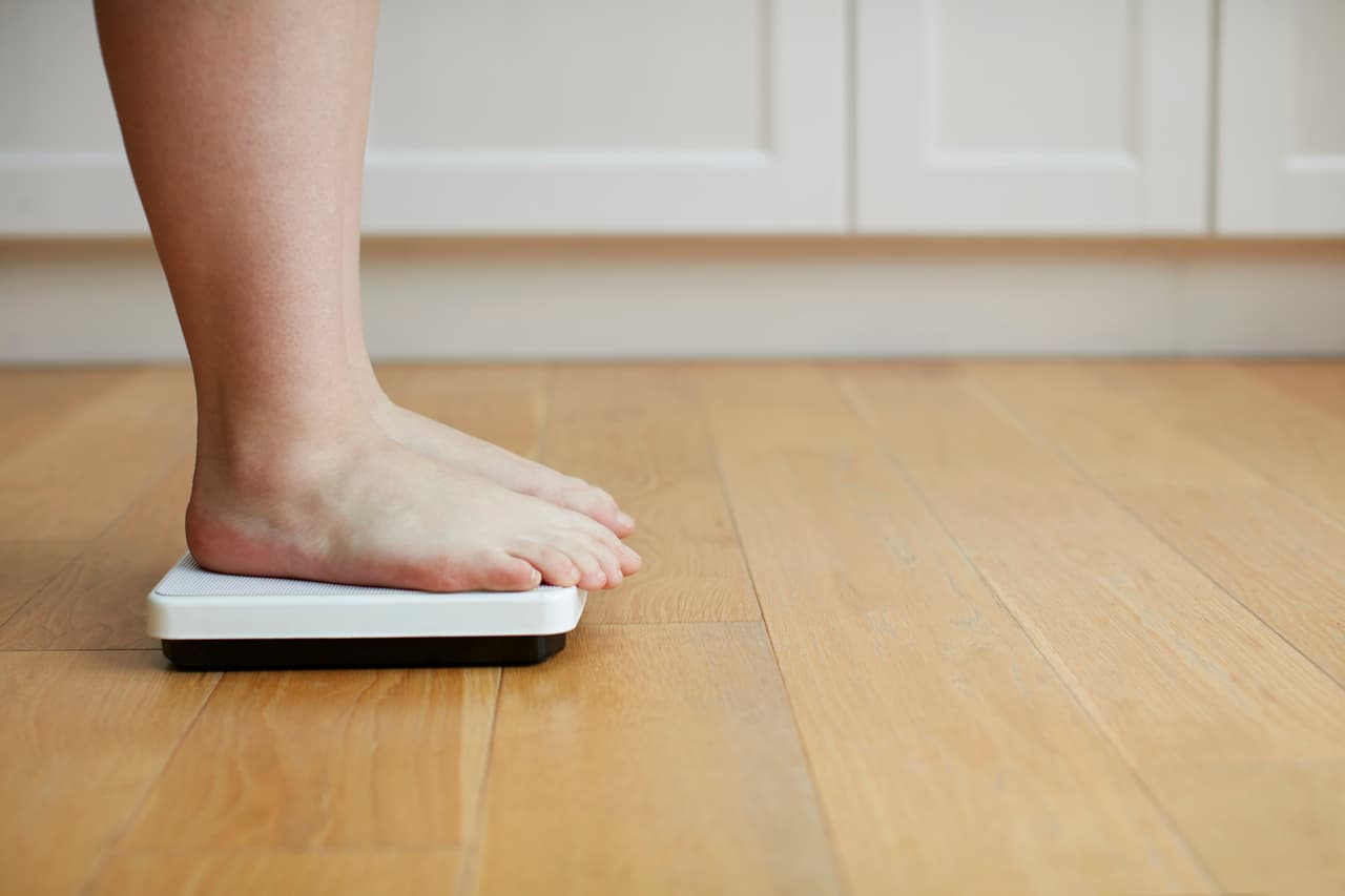 No es el primer estudio que relaciona comer menos con una mayor 
<a href="https://www.univision.com/noticias/adultos-mayores/murio-la-mujer-que-batio-el-record-de-longevidad-de-la-edad-moderna">longevidad</a>. 
<a href="http://www.abc.es/salud/enfermedades/abci-confirmado-limitar-consumo-calorias-detiene-envejecimiento-biologico-201709141428_noticia.html">Investigaciones anteriores</a> sugieren que 
<b>recortar la ingesta de calorías un 15% durante dos años </b>puede ralentizar el proceso metabólico que conduce el envejecimiento y protegernos de enfermedades relacionadas con la edad como el Alzheimer, el cáncer o la diabetes.