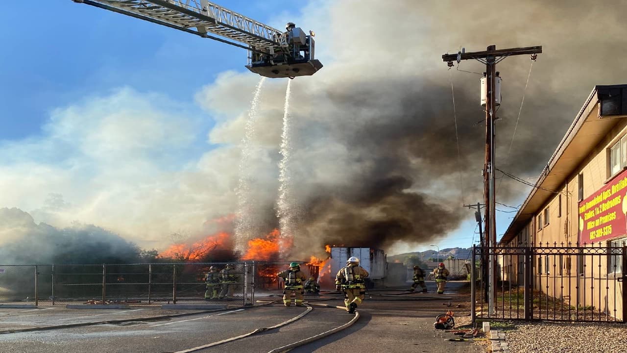 Bomberos lucharon contra el fuego para evitar que se propagara a otros edificios cercanos.
<br>
