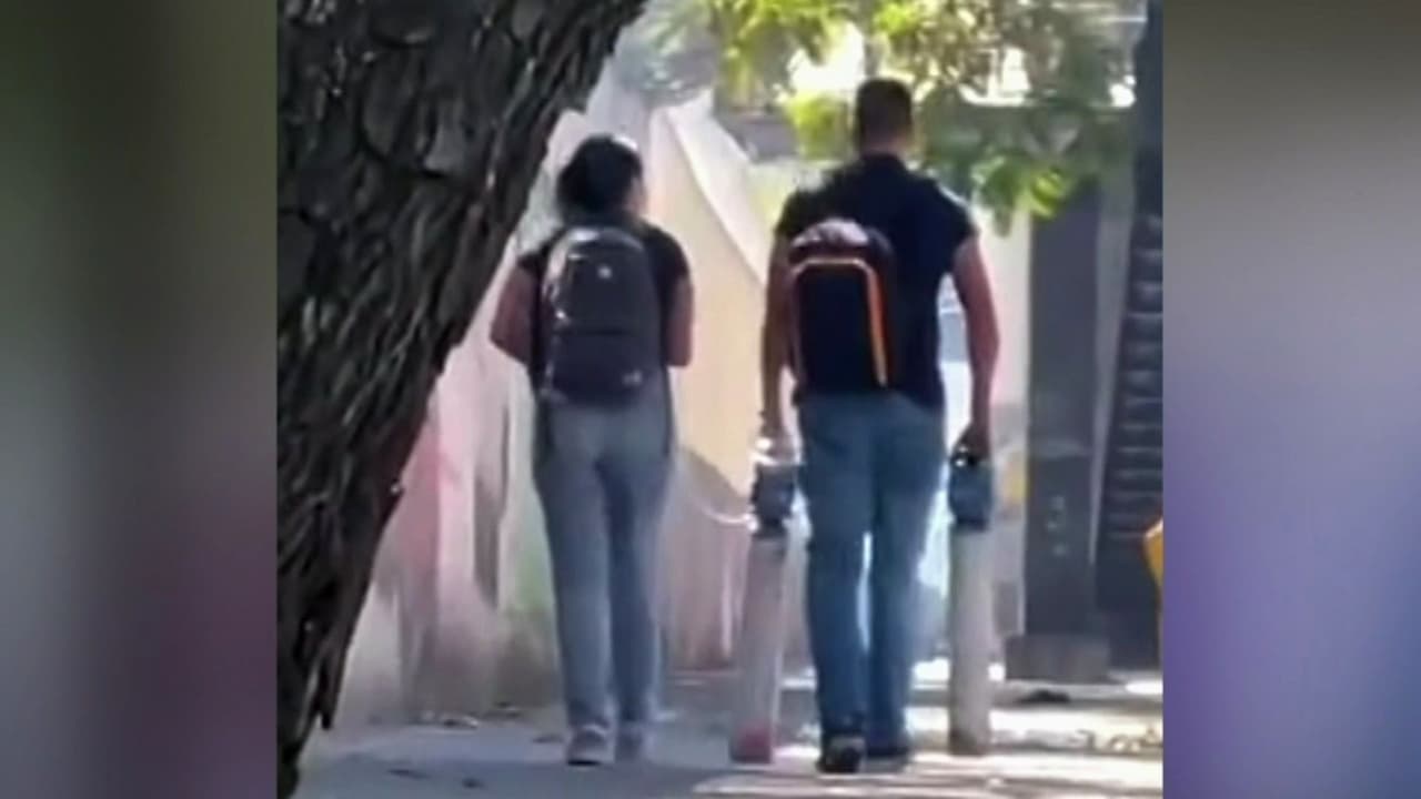Imágenes de una pareja cargando a sus mellizos y tanques de oxígeno se viraliza en México; reciben un regalo
