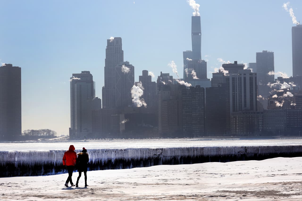 Este clima congelante dejó paisajes invernales, por lo que algunos residentes salieron a pasear a orillas del lago.
<br>