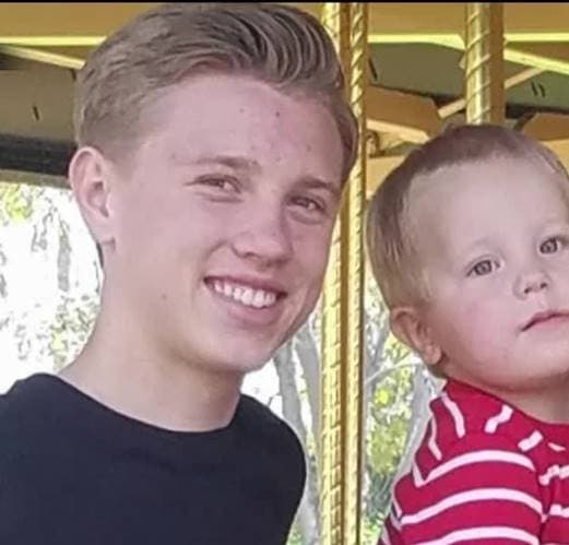 El 17 de Junio de 2021, fueron 4 años desde que Lincoln Stevens desapareció de su casa en Tucson, Arizona cuando el tenía 17 años. El Centro Nacional para niños Perdidos y Explotados de Arizona y El Departamento del sheriff del condado Pima, buscan la ayuda de la comunidad para dar con su paradero. En esta página (
<a href="https://www.missingkids.org/gethelpnow/cybertipline">https://www.missingkids.org/gethelpnow/cybertipline</a>), de la siguiente información: El nombre de usuario de la persona que comparte el contenido explícito, la fecha y hora a las que se compartió el contenido, la URL o el enlace de reunión donde se compartió el contenido y el número de reunión y la contraseña, si corresponde.