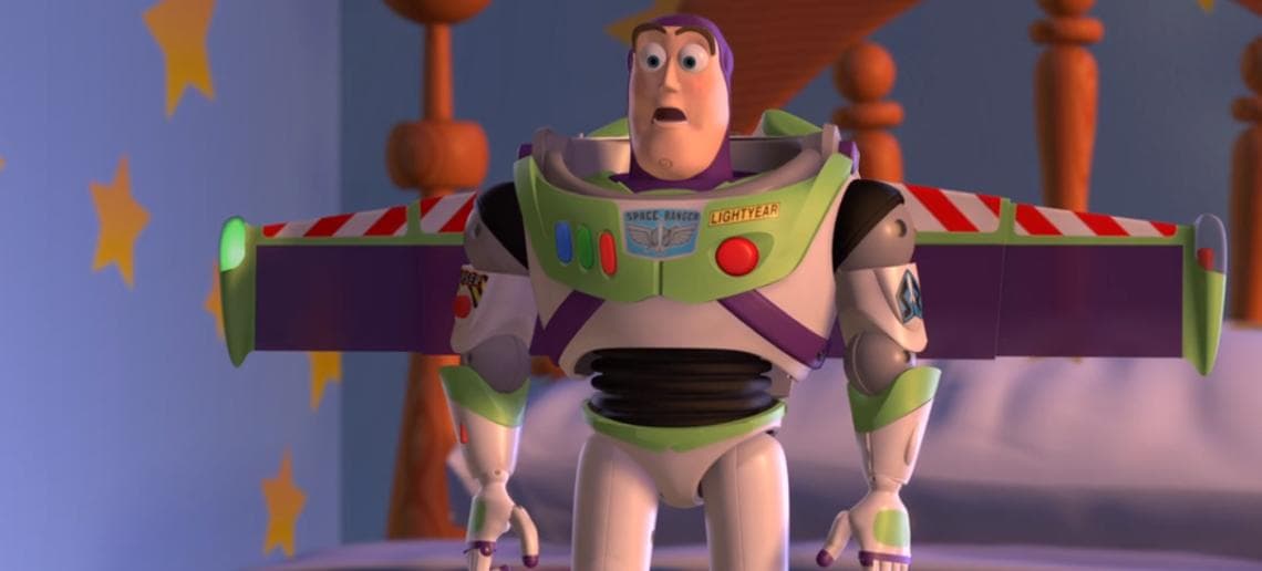 Buzz lightyear abre las alas