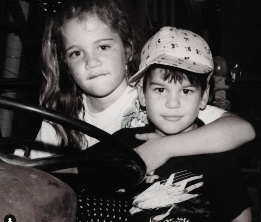 <b><a href="https://www.youtube.com/watch?v=Y6RyvBVSOhI" target="_blank">"Se quedaron allí durante mucho tiempo"</a></b> antes de que su madre y Caitlyn Jenner "entraran en la cama y se fueran a dormir", narró Kris. 
<br>