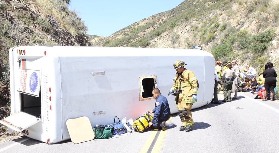 <b>Mayo:</b> Un 
<b><a href="http://www.univision.com/los-angeles/kmex/noticias/accidente-de-trafico/un-accidente-de-un-autobus-de-iglesia-deja-26-heridos-en-el-sur-de-california">autobús se volcó sobre la autopista 330</a></b> dejando un saldo de 26 lesionados en el condado de San Bernardino. El vehículo transportaba a un grupo de mujeres, miembros de la iglesia Ministerios Llamado Final, con sede en la ciudad de Downey. La colisión ocurrió luego de que el conductor perdiera control del bus.