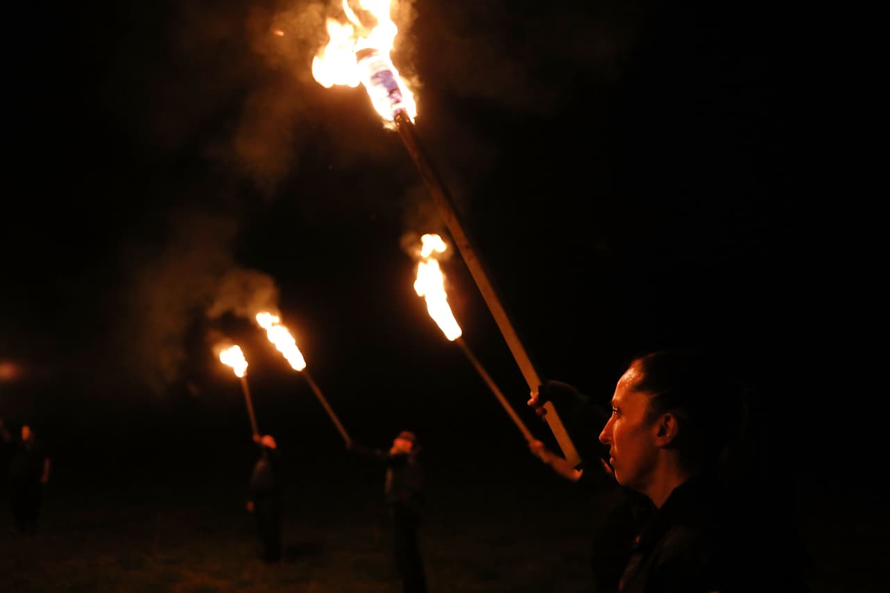 Un grupo de supremacistas blancos se reunió en Draketown, Georgia en abril de 2018. Durante el encuentro quemaron esvásticas de madera e hiceron saludos Nazis.