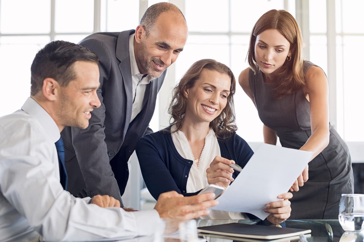 <b>Puesto 13. Analistas financieros y de inversiones.</b>
<br>
<br>Ingreso anual promedio de las mujeres: 77,376 dólares.
<br>
<br>Ingreso anual promedio de los hombres: 90,584 dólares.
<br>
<br>Porcentaje del ingreso de las mujeres respecto a los hombres: 85.4%.
<br>
<br>Número de trabajadoras: 128,000 (41.3% de la fuerza laboral).
<br>