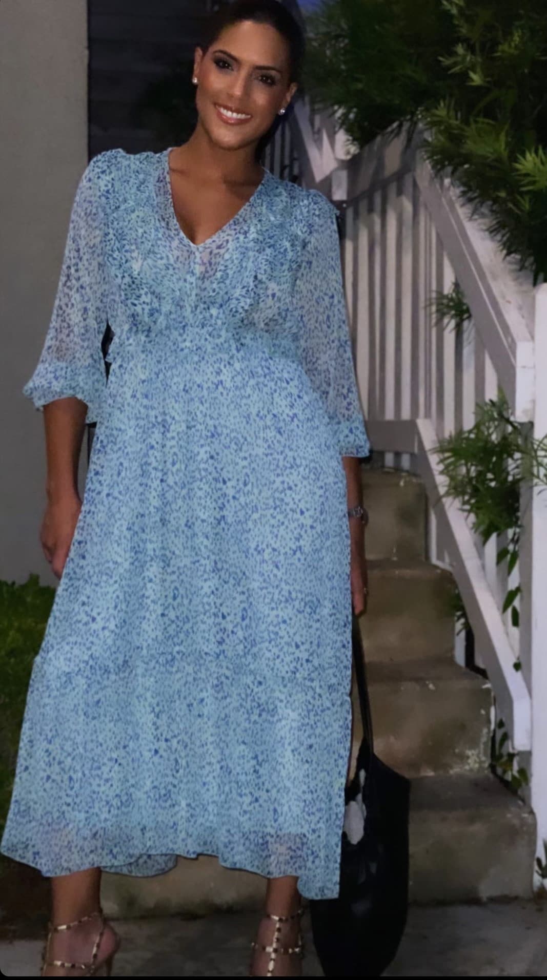 Nuestra conductora no reveló el destino de este paseo de verano, pero sí la vimos con una gran sonrisa en, la que parecía, una casa de playa.