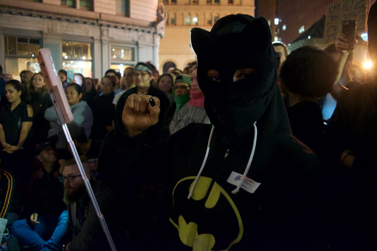 Esta mujer manifestante en Oakland dice que no votó porque ninguno de los candidatos hizo un verdadero compromiso con las minorías. "Para mí la opción del mal menor siempre fue un insulto".